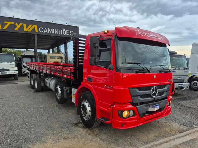 Atego 2430 8x2 / carroceria
