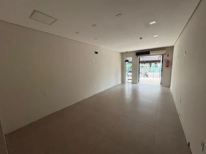 Ótima loja de um cômodo para locação no bairro Canasvieiras!