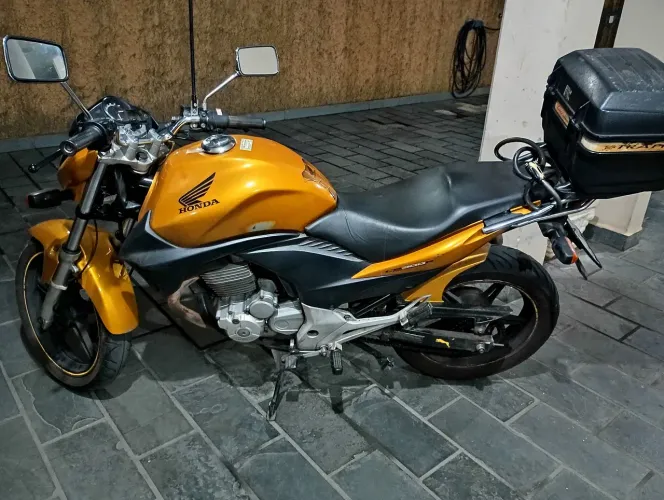 CB 300 em ótimo estado, segundo dono. Cabeçote modelo novo com vela fina