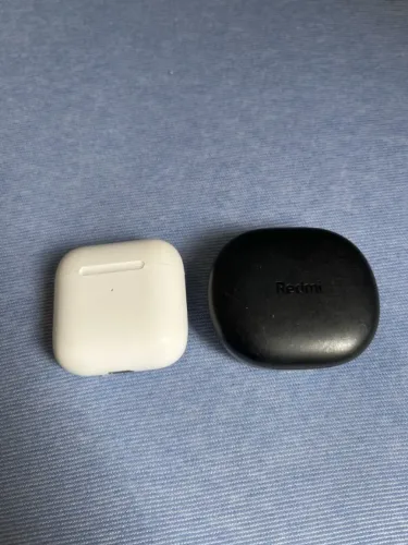 2 fones bluetooth com estojo (TWS branco e Redmi preto) para peças ou conserto