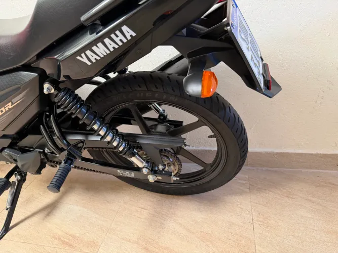 Moto em perfeito estado de conservação, menos de dois mil quilômetros rodados
