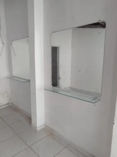 Espelho para salão ou barbearia com bancada em vidro