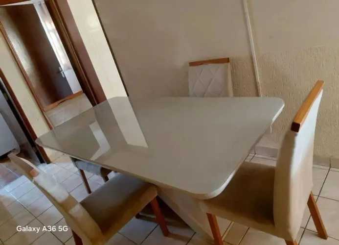 Mesa com 4 cadeiras 1,80 comprimento e 90cm de largura