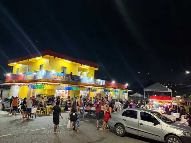 Mercado com padaria e máquinas de açougue