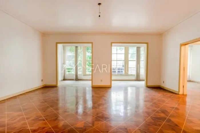 Apartamento com janelões em excelente localização no Leblon.