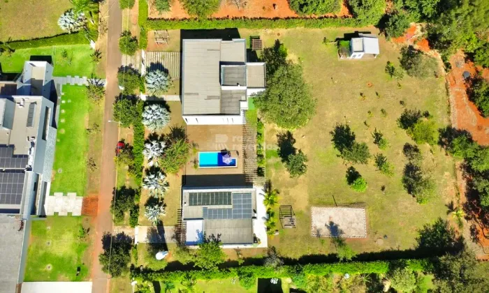 Chácara em Condomínio Fechado | 700 m² Construídos | 5 Suítes | Piscina | Área Gourmet Com