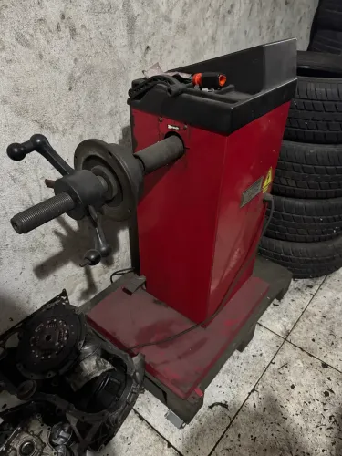 Balanceadora de pneus para retirada de peças 
