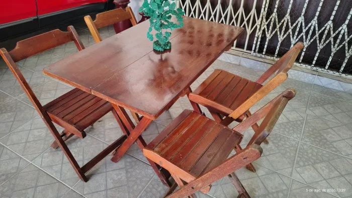 Conjunto de mesa e cadeiras dobráveis