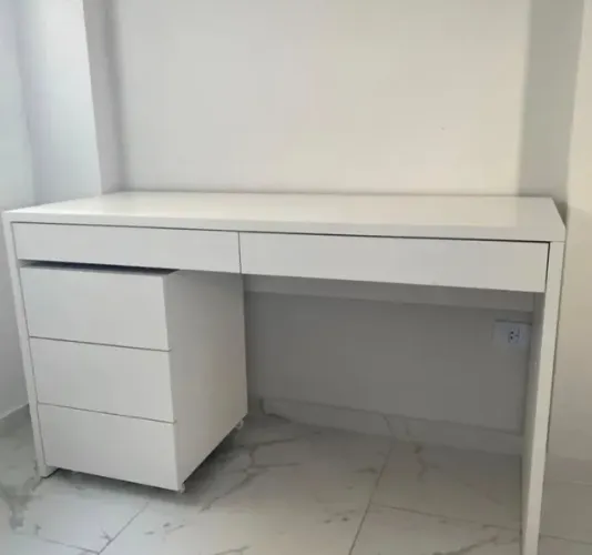 Escrivaninha Branca com Gavetas