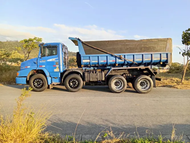 Caminhão bitruk Mercedes Bens 