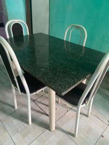 Vendo mesa 4 cadeira de mármore