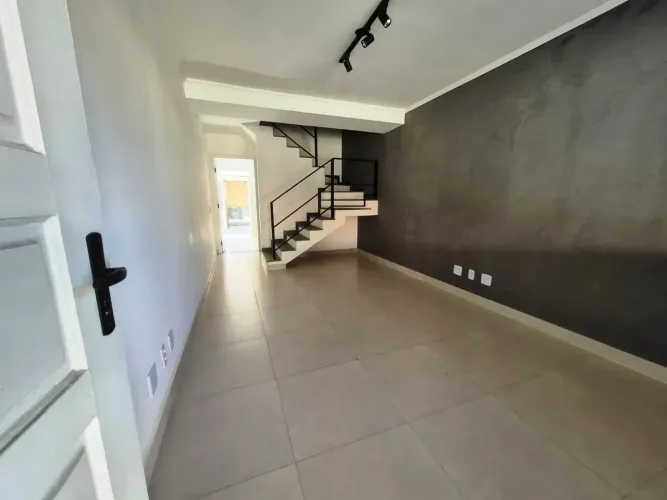 Sobrado aconchegante em condomínio fechado com 60m, 2 quartos na Granja Viana - Cotia - SP