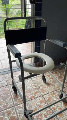 Vendo cadeira para vaso sanitário em excelente condições de uso