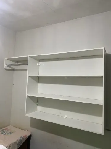 Armário colmeia de mdf com cabideiro na lateral 1,80x1,00