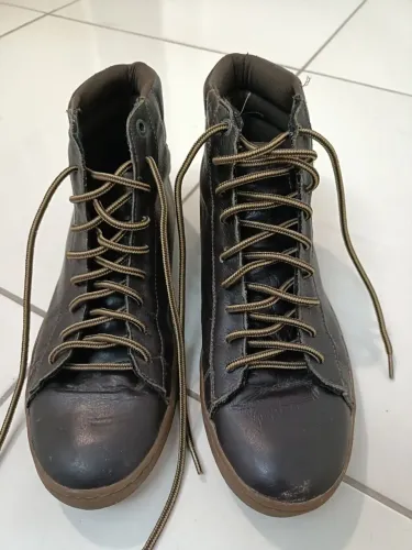 Bota Cavalera marrom de cadarço, usada. Tam 39