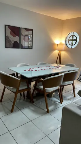 Mesa de Jantar com 6 cadeiras Semi Nova