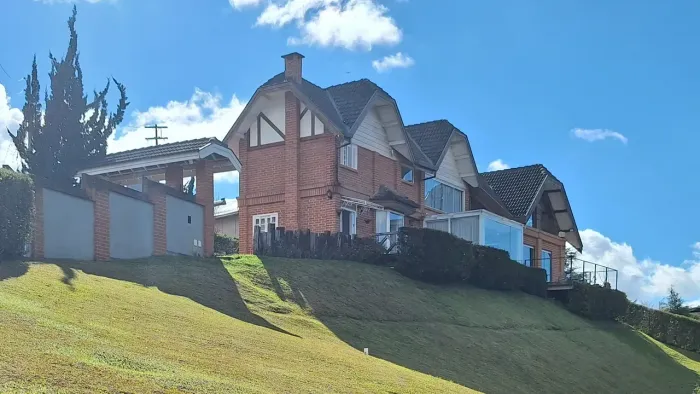 Imóvel para venda possui 375 metros quadrados com 5 quartos em Vila Natal - Campos do Jord