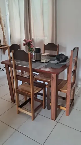 Mesa de cadeiras nova