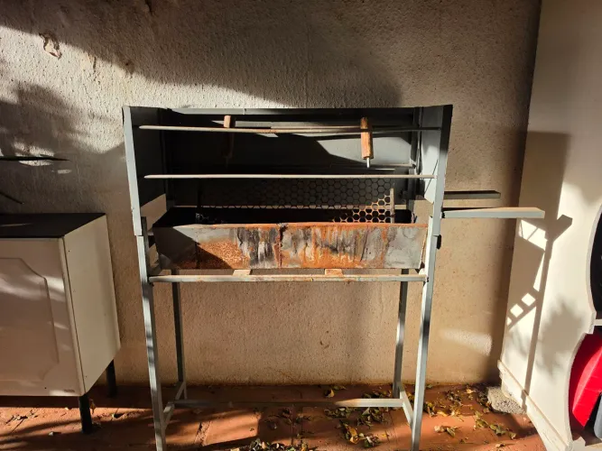 Churrasqueira para espetinhos.