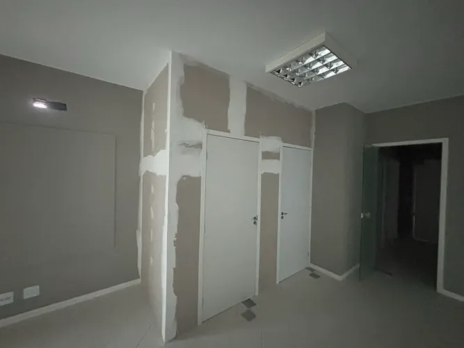 Paredes, divisórias e revestimento com drywall/gesso acartonado.