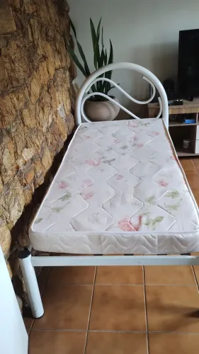 Vendo Cama de solteiro.