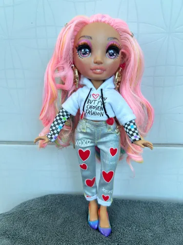 Boneca Rainbow High Kia Hart Completa com Segunda Roupa + Suporte, pente e cabides