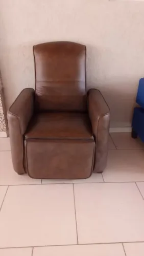 Vende-se linda cadeira do papai em couro