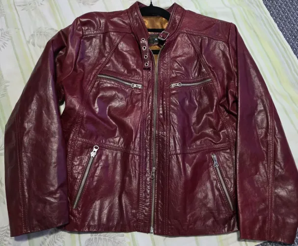 Jaqueta feminina em couro legítimo bordo, ótimo estado (nunca usada), veste M/G. R$ 400,00