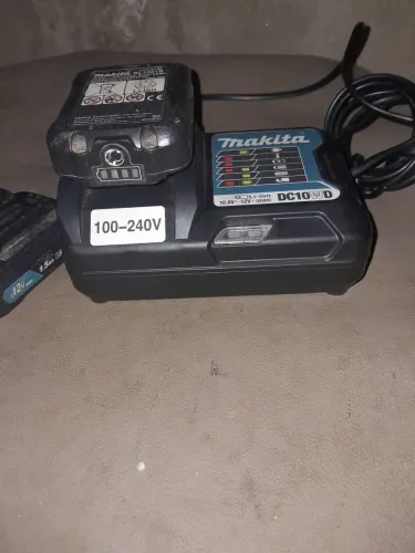Carregador da makita com duas baterias 