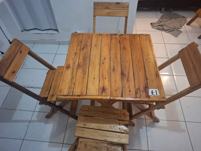 Vendo 5 jogos de mesa de madeira para seu negócio ......