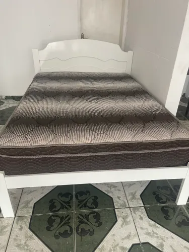 Cama de casal com colchão em perfeito estado com frete grátis