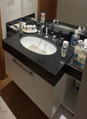 Bancada granito preta + Cuba deca + metais docol + armário em MDF