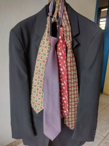 Terno completo com camisa e gravatas