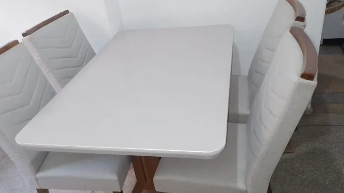 Mesa com 4 cadeiras
