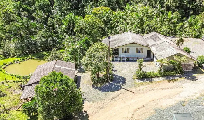 Sítio com lago e riacho em Rio dos Cedros