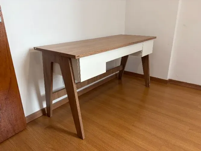 Escrivaninha para escritório com 3 gavetas