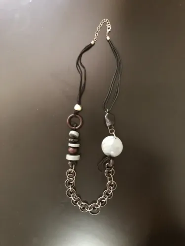 Colar longo assimétrico. Para quem não gosta de par e nem de regra.