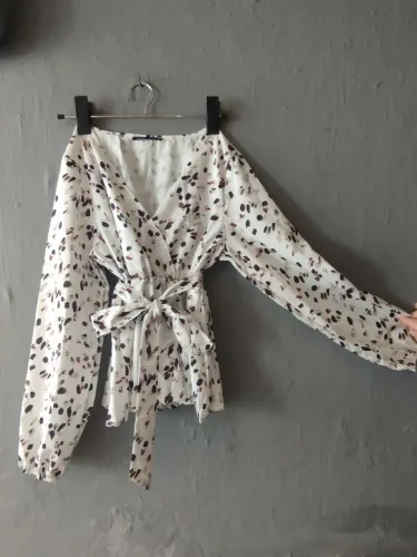 Blusa feminina, tamanho P, com faixa inclusa.