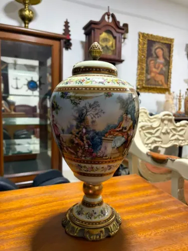 Antiga Ânfora de Porcelana cenas galantes ornamentada