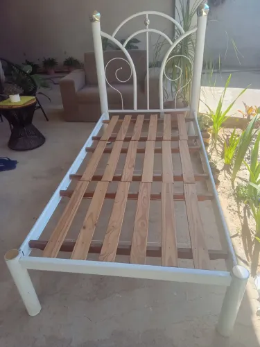 Cama de ferro de solteiro