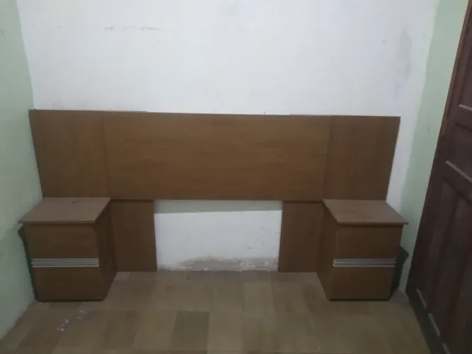 Vendo cabeceira de cama com maleiro 