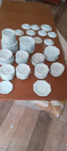 Pires de porcelana branca da linha prisma da marca Schmidt,