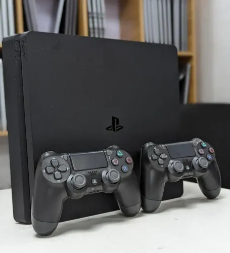Playstation 4 com 2 controles impecável
