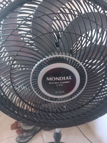 Vendo 03 itens 1 geladeira 1 ventilador 1 mesa 2 bancos