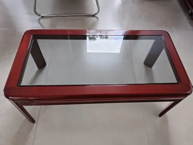Mesa de Centro em Madeira, com tampo de vidro. Medindo 1 mt. por 50 cm e 40 cm de altura