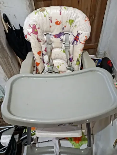 Vendo cadeira de alimentação semi nova 