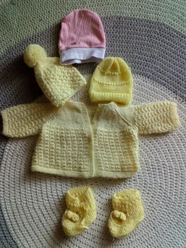 Kit 3 toucas sapatinho casaco crochê ?