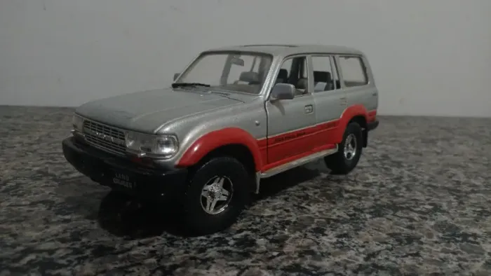 Miniatura escala 1/18 Toyota Land Cruiser 1992 marca road through
