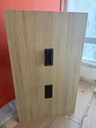 Mesa de reunião com caixa de tomada 