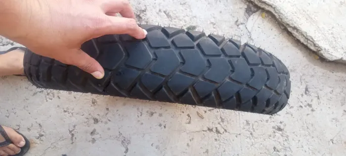 Pneu de moto em perfeito estado de conservação